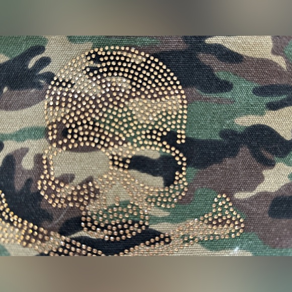 AHDORNED Camo Canvas Skull & Crossbones Canvas Clutch Purse with Metallic Tassel - Picture 3 of 8